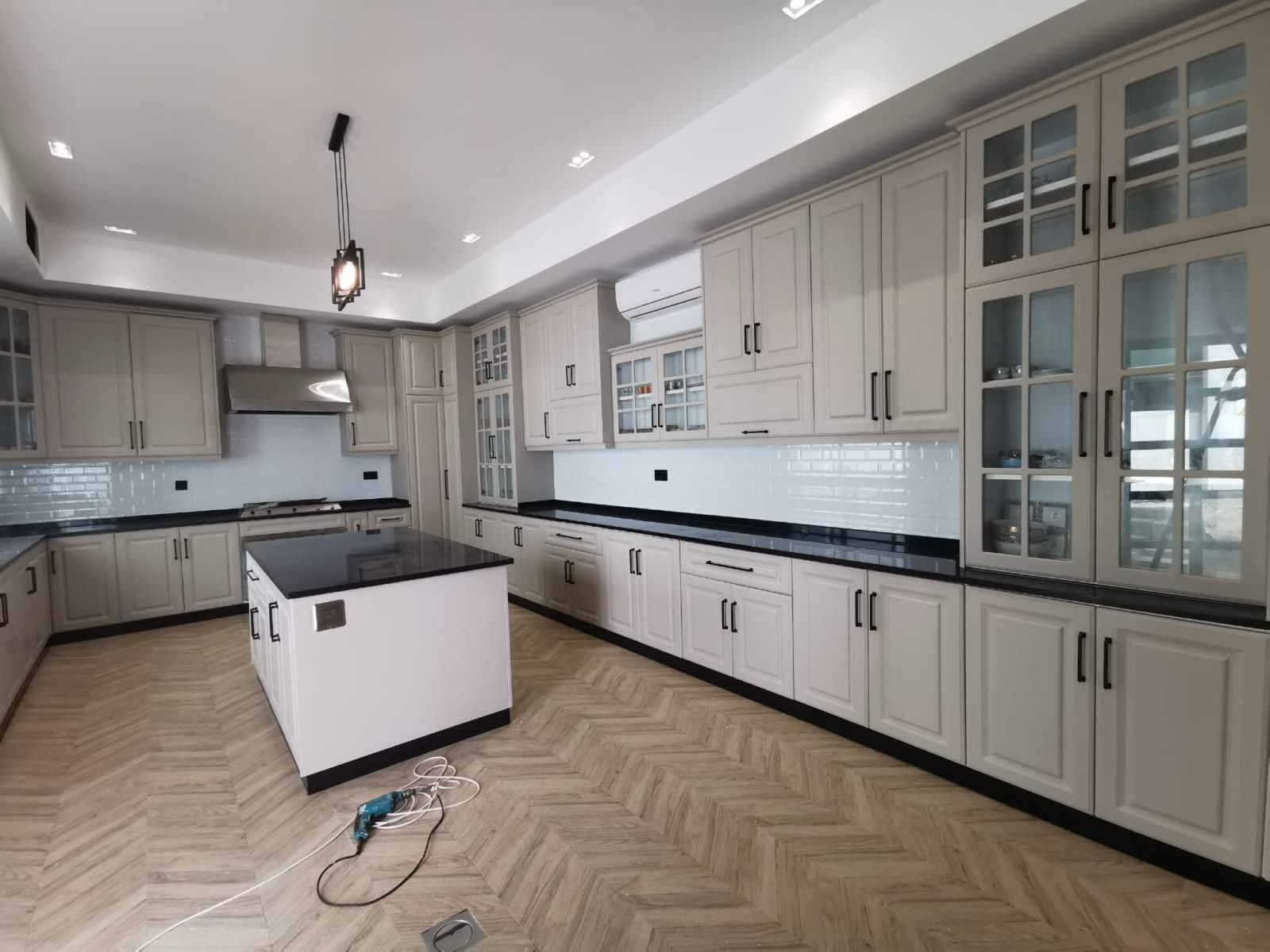 Custom kitchen installed in UAE villa by Khat Al Barq