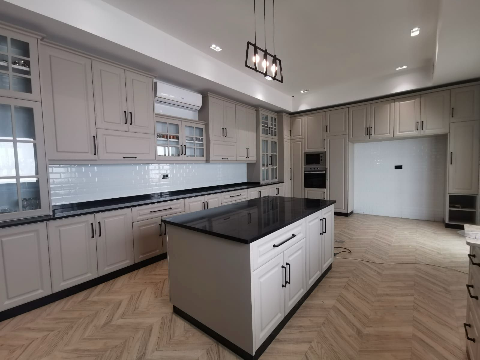 Villa kitchen with shaker cabinets and center island — Dubai